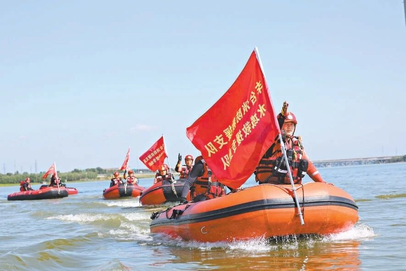 6月17日，丰台消防救援支队在永定河园博园河段开展汛期水域救援演练 资料照片。摄/北京日报记者 常一鸣