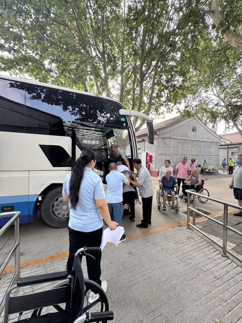 降雨来临前，通州区台湖镇敬老院的89名老人分批转移。摄/北京日报记者 王琪鹏